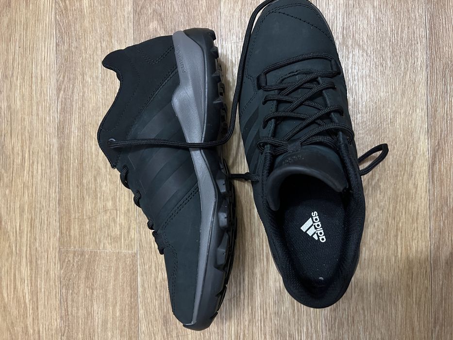 Кроссовки adidas