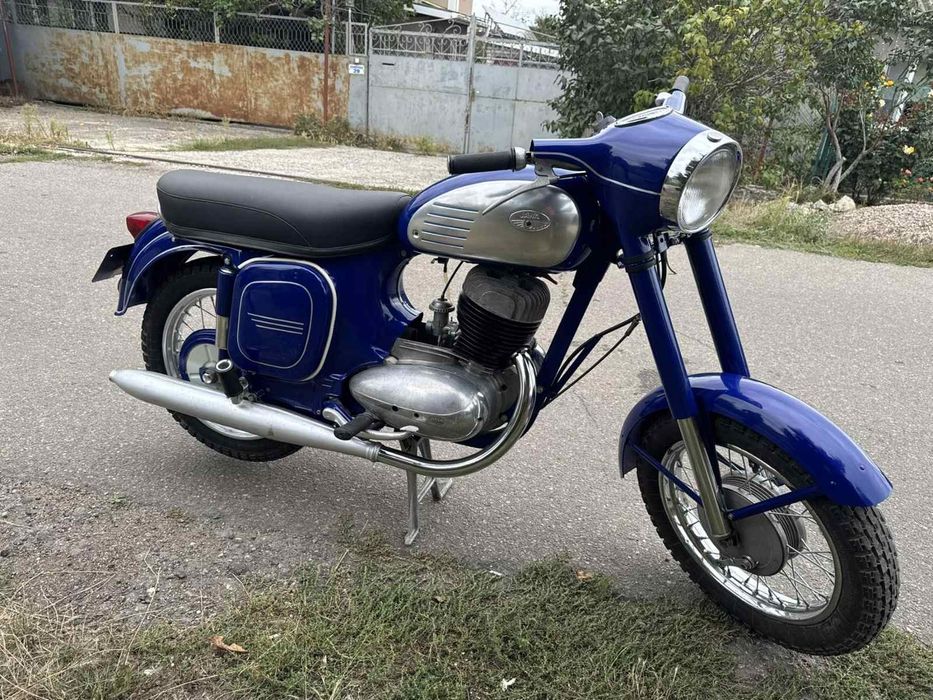 ретро мотоцикл Jawa 250 Ява