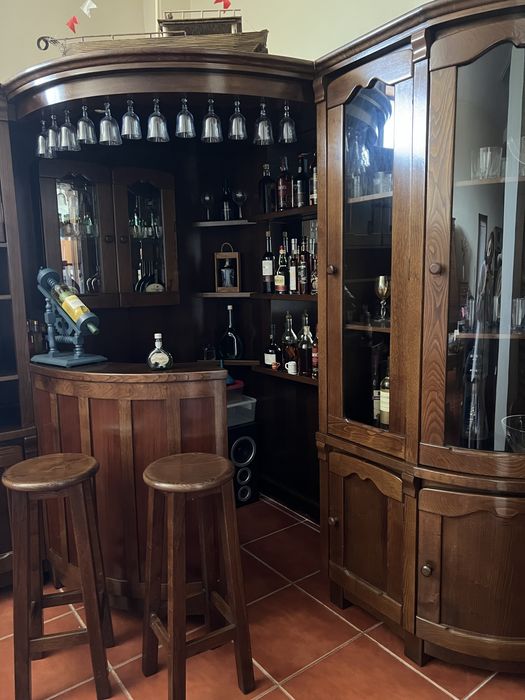 Bar de sala, com dois bancos