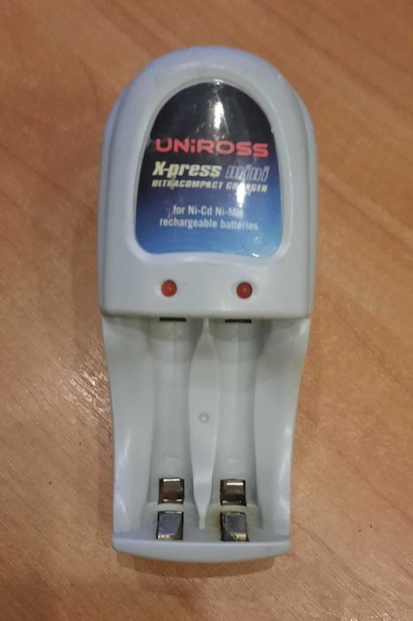 Uniross X-PRESS MINI. Простая зарядка для ААА и АА аккумуляторов