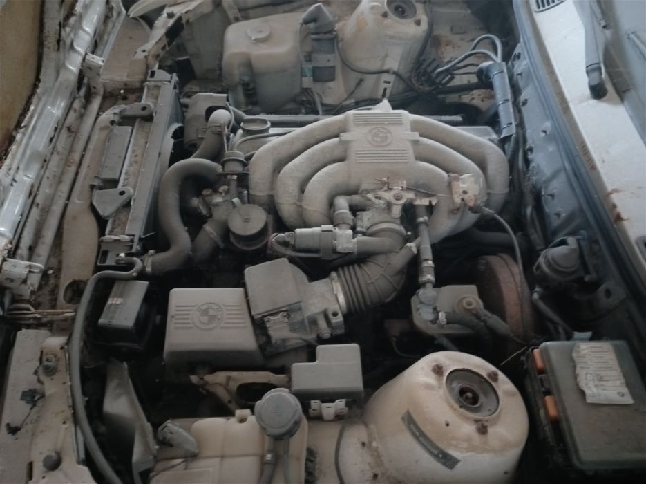 BMW e30 320 gasolina 6 cilindros