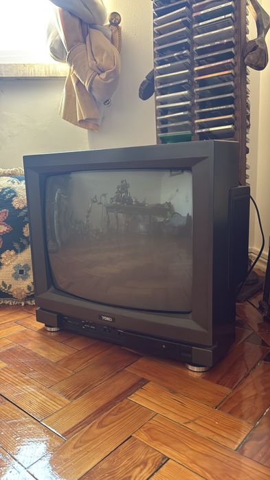 2 televisões antigas