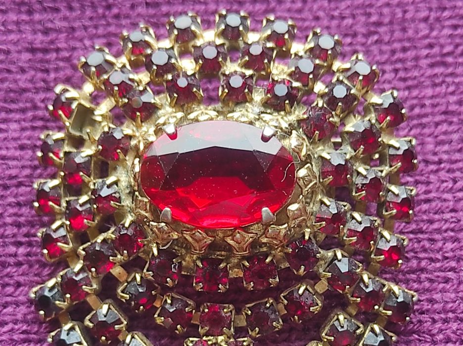 Bardzo ładna czerwona broszka.