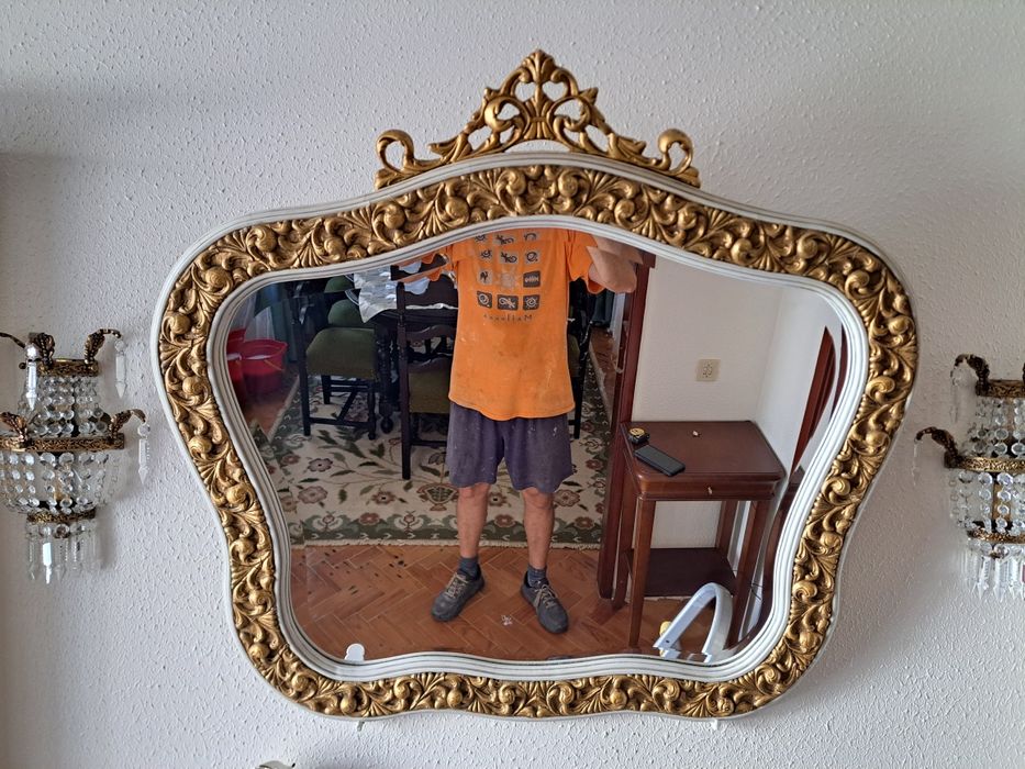 Espelho com moldura antiga