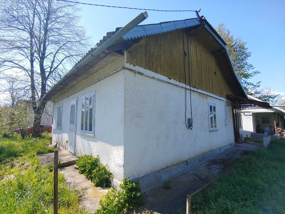 Будинок з земельною ділянкою