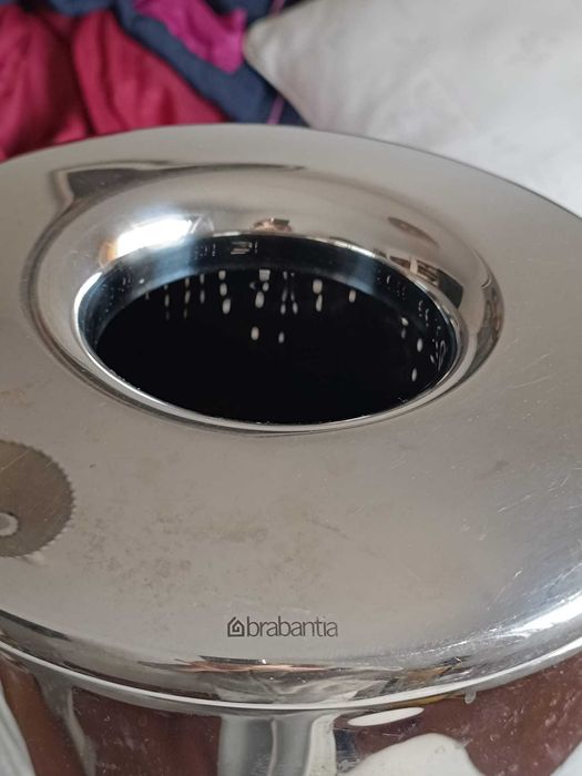 Cubo de inox para guardar roupa suja, marca Barbaria, em bom estado