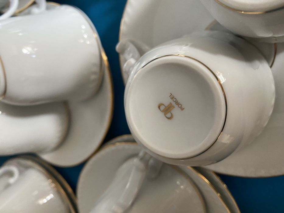 Conjunto de café em porcelana com 27 peças