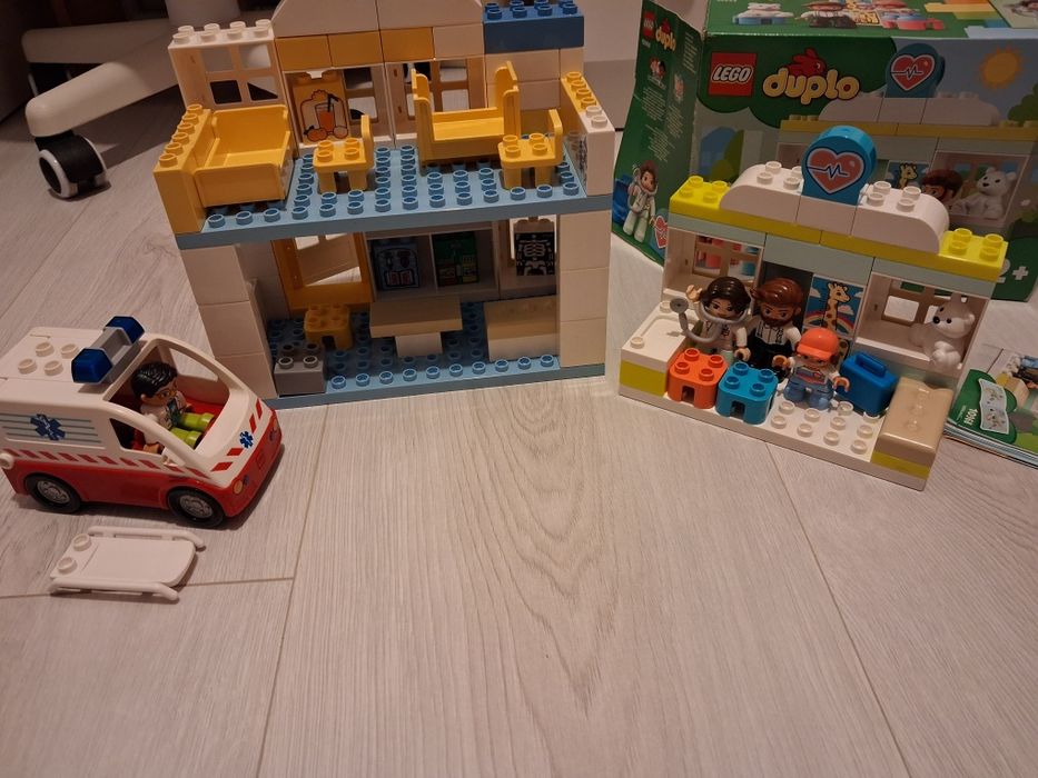 Przychodnia szpital i karetka lego duplo