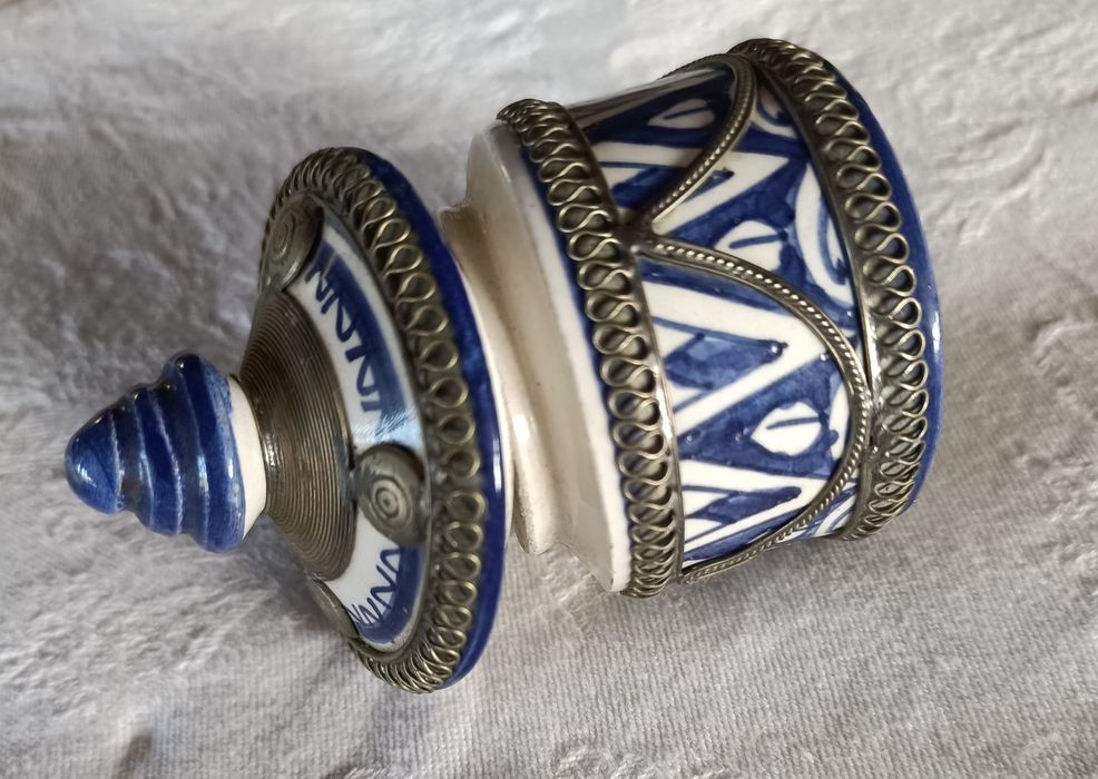 Pote de cerâmica tradicional (jobbana marroquina)azul com tampa cónica