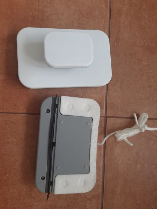 Магнітна щітка для миття вікон