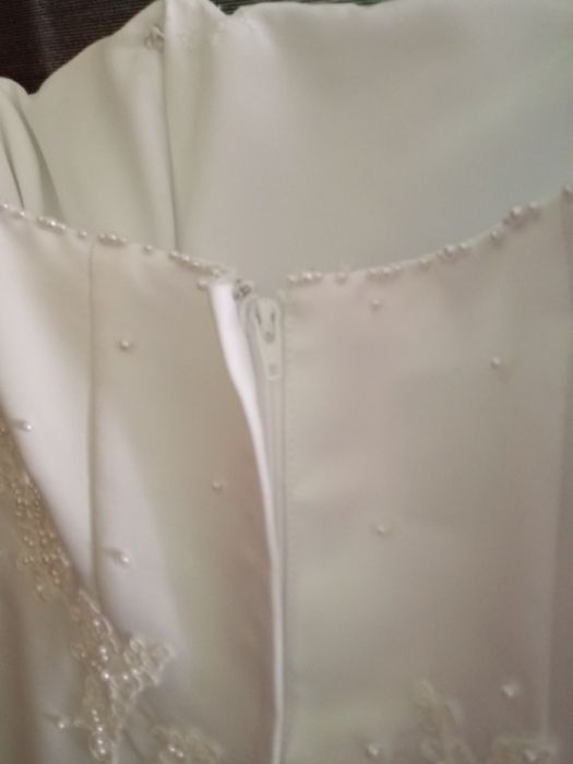 Suknia ślubna z krótkim trenem gładka z koronką i perełkami