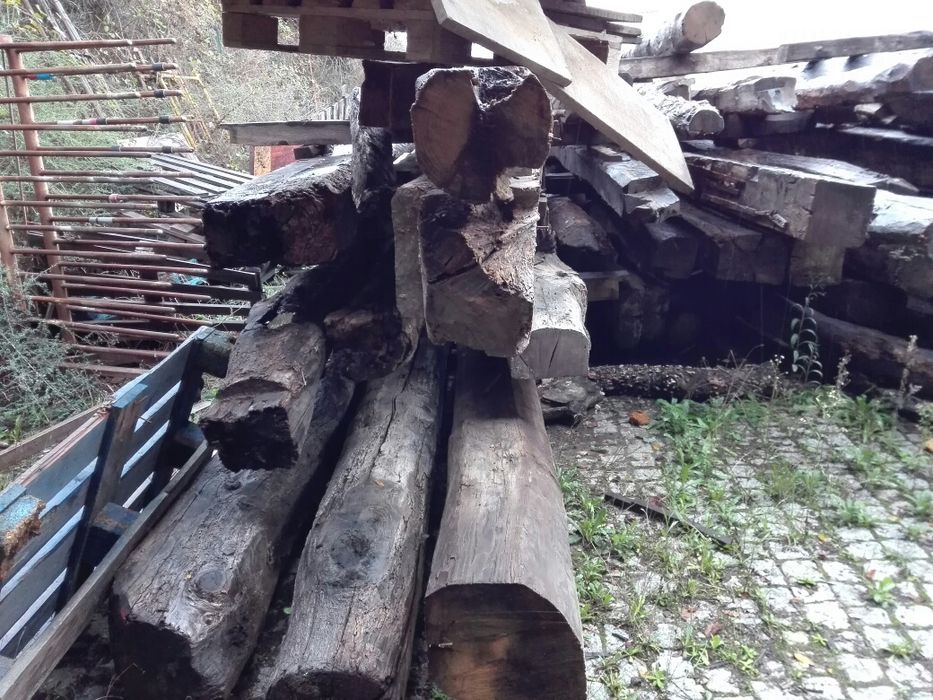 vigas em castanho/carvalho