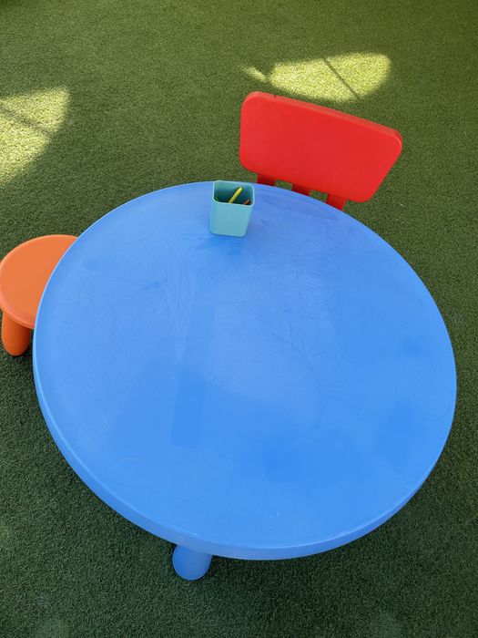 Mesa um banco e uma cadeira ikea crianca