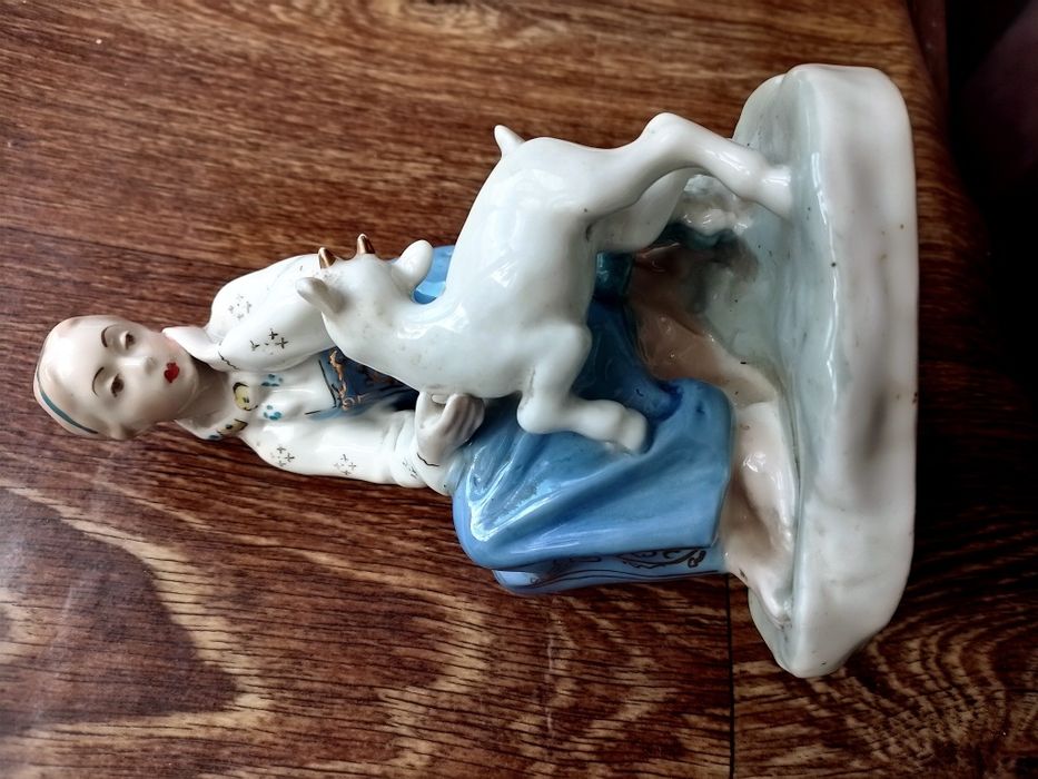Продам фарфоровую  статуетку аленушка с козленком