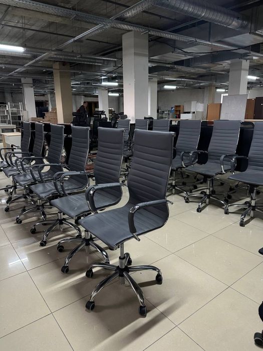 РОЗПРОДАЖ офісні меблі столи крісла стільці дивани у кількості
