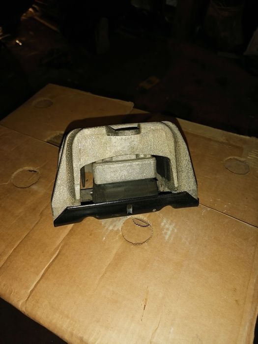 Подушка, коробки передач, на Гольф.