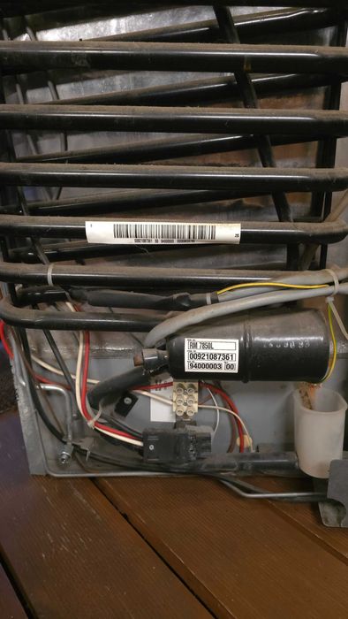 Sprzedam używaną chłodziarko-zamrażarkę Dometic RM 7850 L.