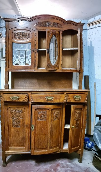 Drewniany kredens w stylu secesyjnym