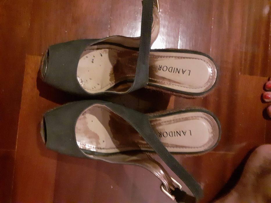 Sapatos cunha alta azuis escuro camurça,  praticamente novos