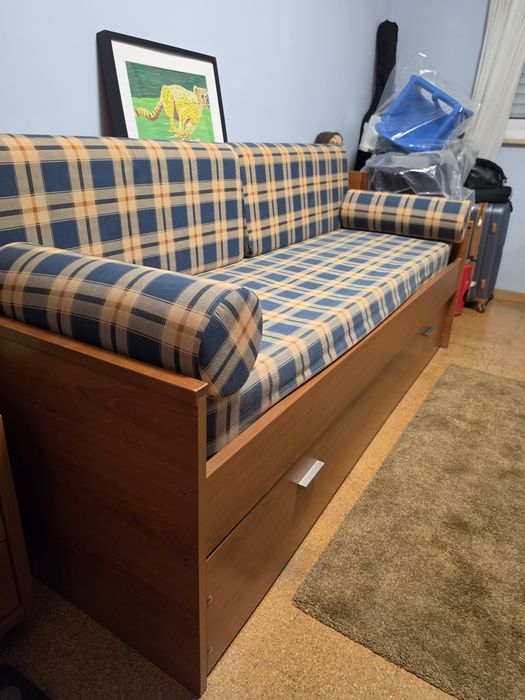 Cama e mesa de cabeceira