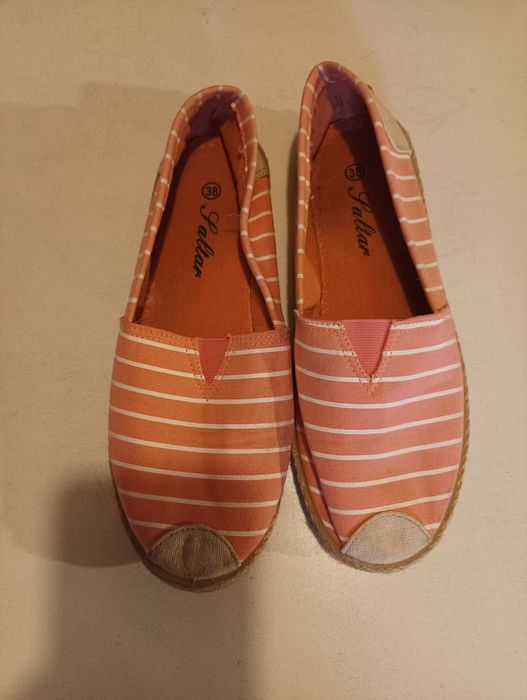 Alpercatas em rosa às riscas em branco,de marca Saltar, tamanho 38