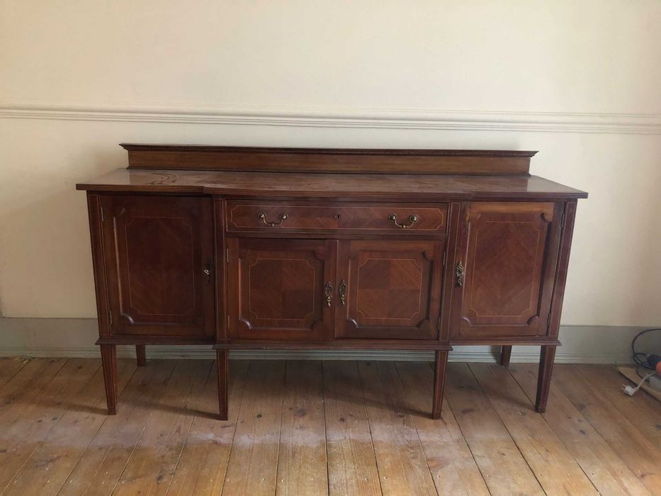 Aparador Clássico em Madeira Maciça