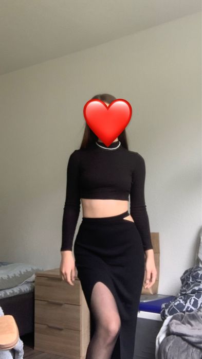 Обялгаюча спідниця в рубчик з вирізом bershka zara