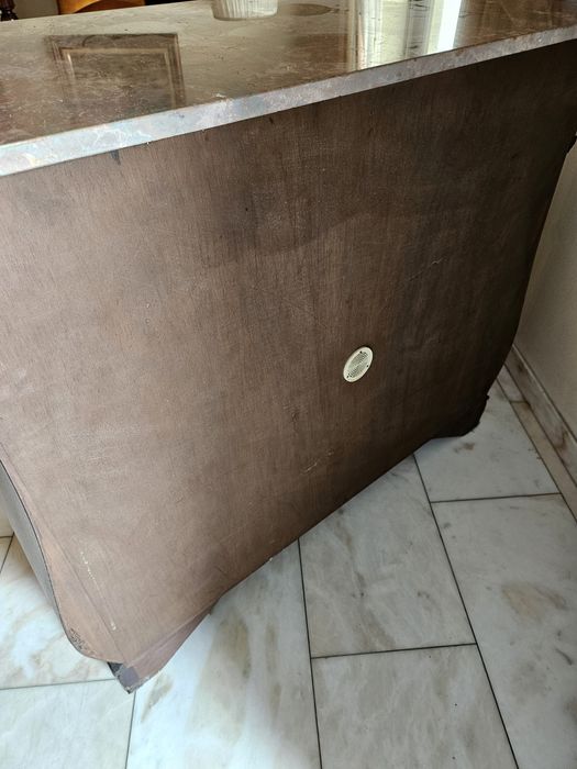 Cómoda em mogno e tampo de mármore