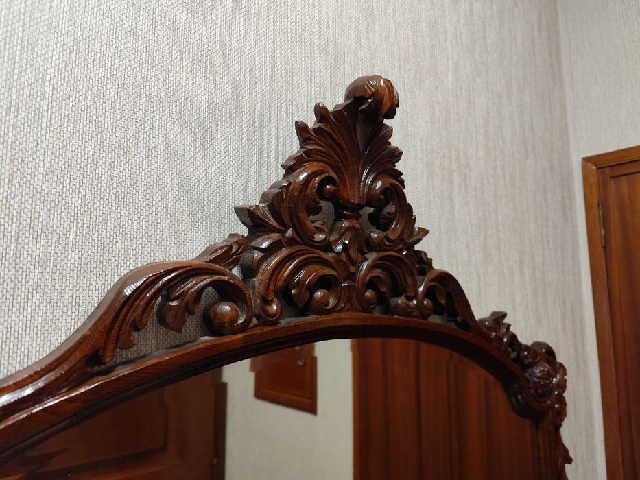 Conjunto Clássico Completo – Cómoda + Espelho + Mesa de Apoio