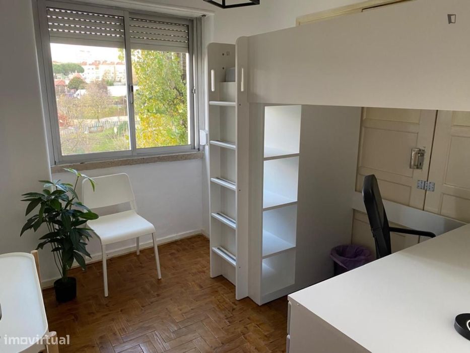 Quarto - localizado em Amadora Lisbon