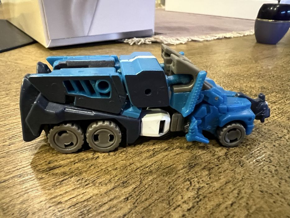 Набір невеличких машинок тарнсформерів