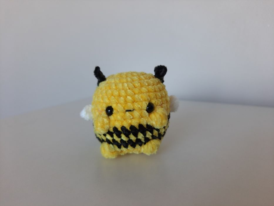 Pluszak mini pszczółka ręcznie robiona na szydełku