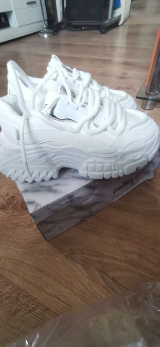 Nowe buty na koturnie
