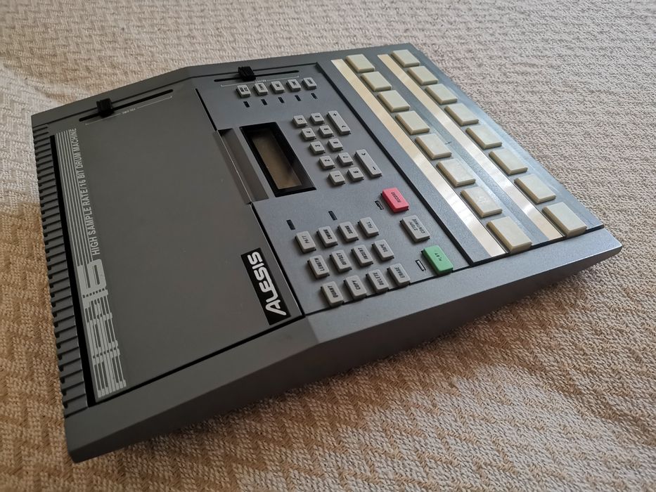 Alesis HR-16 ритм-машинка, драм-машинка