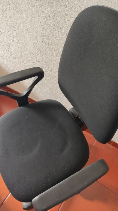 Cadeira de escritório preta com rodas