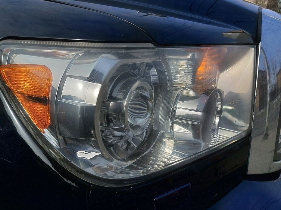 Фары линзы Toyota Siquoia 2007-2013 оригинал