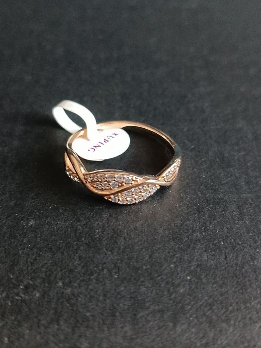 Nowy pierścionek z cyrkoniami