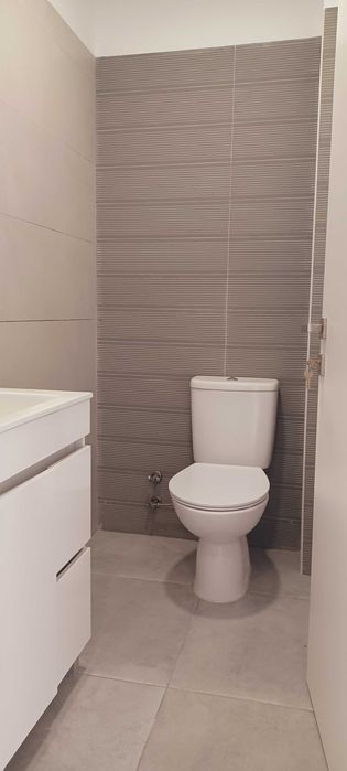Arrendamento T3 duplex - cozinha semi-equipada, sem mobília, com logradouro e parqueamento - Alhos Vedros