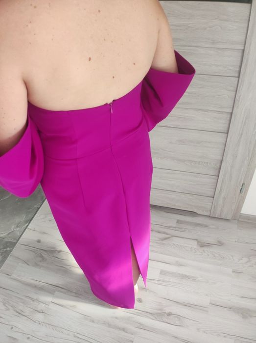 Niepowtarzalna sukienka wieczorowa z bufkami fuksja