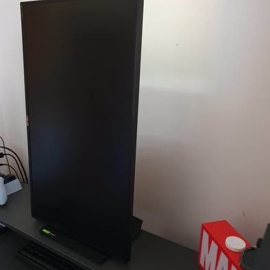 Monitor gaming com caixa