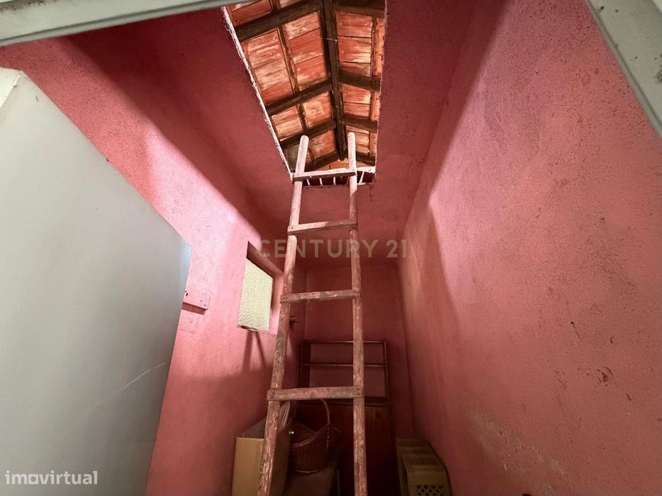 Moradia T2 para Recuperação com Quintal – Excelente Oportunidade de In
