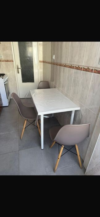 Vendo mesa com duas cadeiras