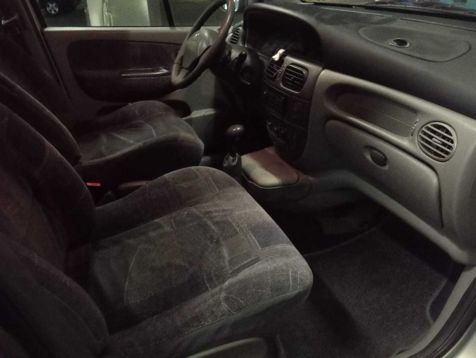 Vendo Renault Scénic 1.9, ano 1999, bom estado geral.
