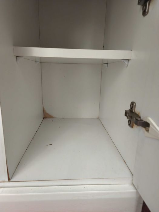 Móvel de casa de banho branco com duas portas