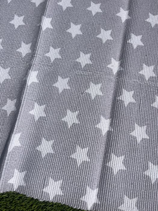 Conjunto de 2 tapetes cinza com estrelas
