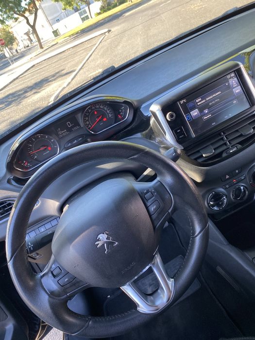 Peugeot 208 com 64mil km