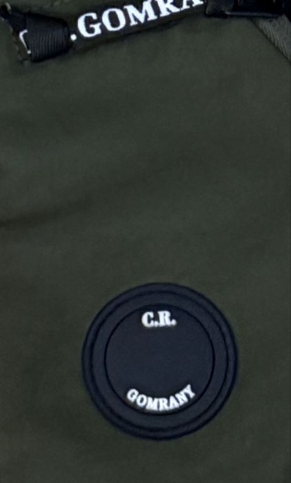 Стильна та функціональна сумка-слінг через плече в кольорі хакі CP Company