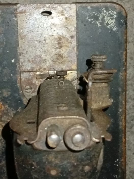 Máquina de Costura muito antiga precisa reparação