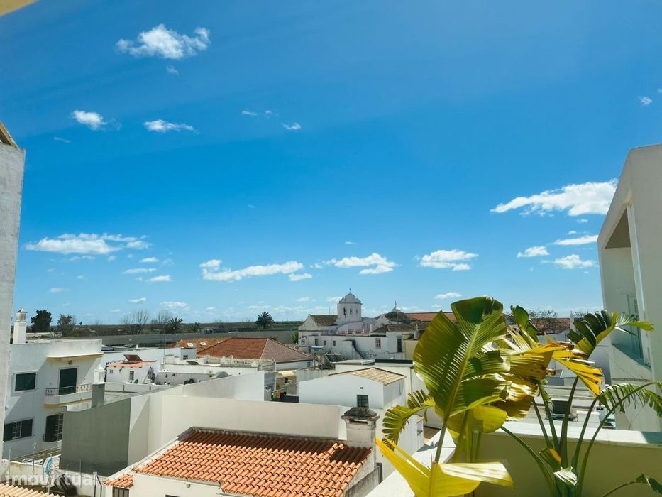 T4 Detached House with Ground-Floor Garage in Faro