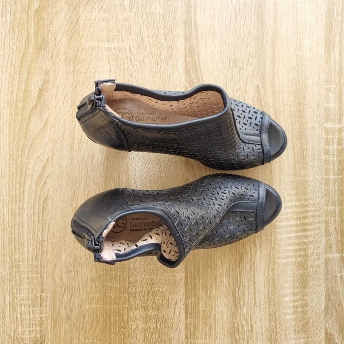 Botins Pretos de Salto Alto em Pele